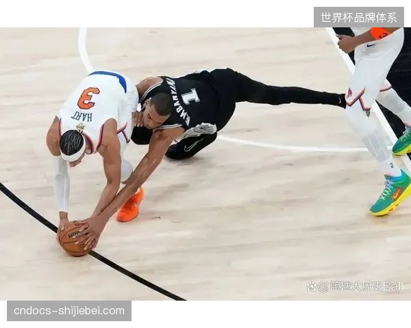 尼克斯队的哈特在季后赛中贡献了159个总篮板，其中140个是防守篮板，为球队的防守反击提供了保障